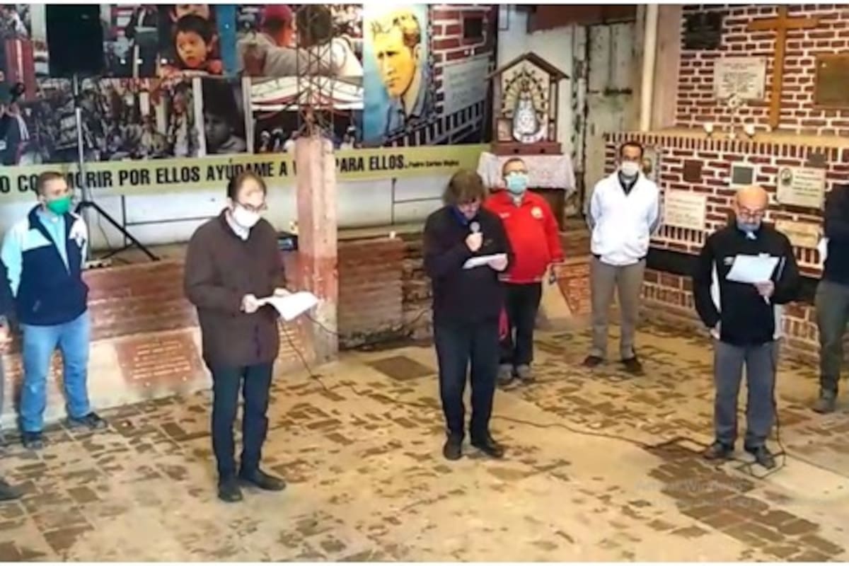 El obispo Carrara y los curas villeros transmiten su preocupación por el avance de la pandemia, ante la tumba del padre Carlos Mugica