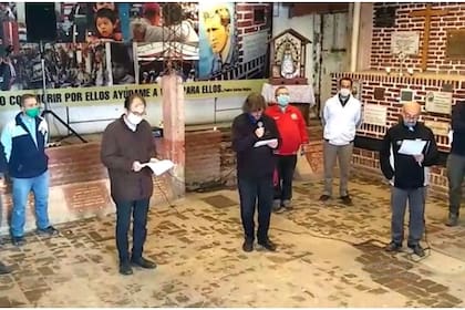 El obispo Carrara y los curas villeros transmiten su preocupación por el avance de la pandemia, ante la tumba del padre Carlos Mugica