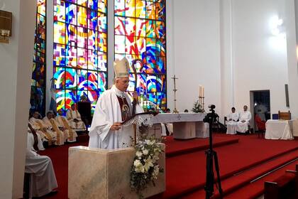 El obispo castrense, monseñor Santiago Olivera, en la iglesia catedral Stella Maris, de Retiro