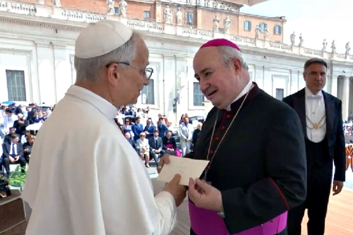 El obispo de Jujuy y vicepresidente segundo del Episcopado, monseñor César Daniel Fernández, le entrega la carta a León XIV en la plaza San Pedro