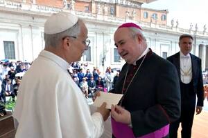 El obispo de Jujuy y vicepresidente segundo del Episcopado, monseñor César Daniel Fernández, le entrega la carta a León XIV en la plaza San Pedro