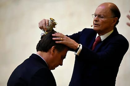 El obispo Edir Macedo, de la Iglesia Universal del Reino de Dios, bendice con agua a Bolsonaro
