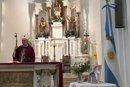 El obispo Juan Ignacio Liébana presidió una misa en la Catedral de Chascomús para recordar a Raúl Alfonsín