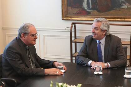 El obispo Oscar Ojea y el presidente Alberto Fernández, en marzo de 2020