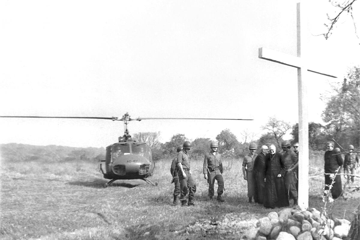 El obispo vicario castrense visita una cruz en Tucumán, en el contexto del Operativo Independencia