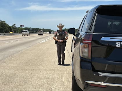 El objetivo de la medida del DPS de Texas es mejorar la comunicación entre los agentes de policía y las personas con dificultades en el habla o la audición