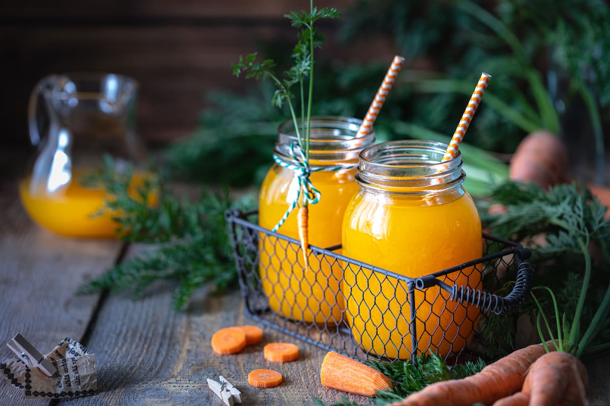 El objetivo del estudio fue determinar si el consumo de jugo de zanahoria fresco influye en el estado antioxidante y en los marcadores de riesgo cardiovascular en sujetos que no modifican sus hábitos alimenticios