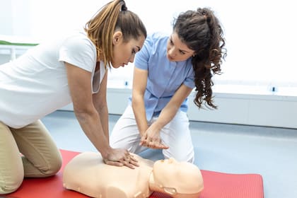 El objetivo del joven es que cada vez más gente aprenda a realizar maniobras de reanimación cardiopulmonar