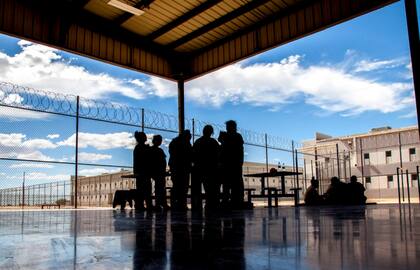 El objetivo del Programa de Extranjeros Criminales es identificar a los no ciudadanos que se encuentran en cárceles y que pueden ser deportados