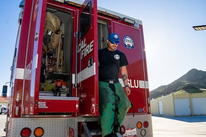 El objetivo principal es asegurar que los servicios de respuesta, como la policía y los bomberos, se comuniquen de manera oportuna y eficaz con todos los residentes durante desastres naturales o crisis