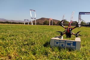 Cómo son las carreras de drones que se pilotean con gafas de realidad aumentada