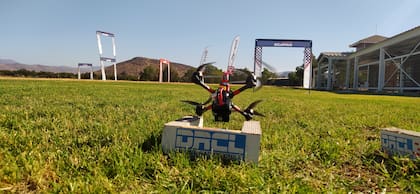 El objetivo principal es completar un circuito delimitado por puertas (gates), banderas y obstáculos en el menor tiempo posible, obligando a los competidores a atravesar de forma correcta cada elemento del recorrido en mangas que se disputan simultáneamente o bajo formatos de tiempos clasificatorios