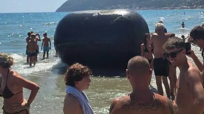 El objeto cilíndrico flotante desconcertó a los bañistas y turistas