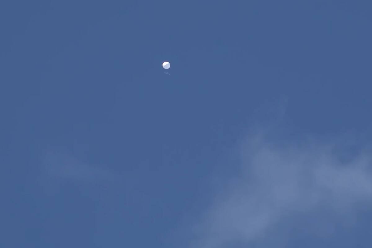 El objeto de forma circular y color blancuzco, mientras volaba por el cielo casi totalmente despejado.