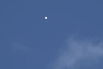 El objeto de forma circular y color blancuzco, mientras volaba por el cielo casi totalmente despejado.