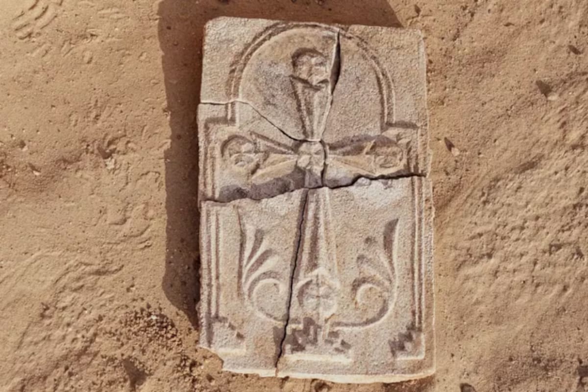 El objeto encontrado tiene unos 1400 años de antigüedad (Foto: Departamento de Cultura de EAU)