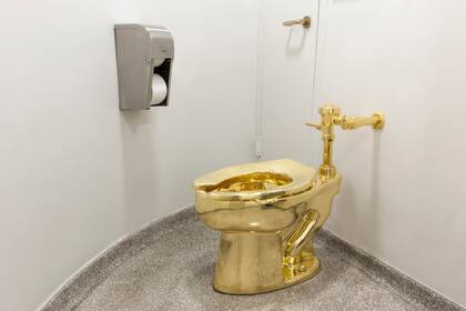 El objeto es una obra de arte llamada "América", del artista italiano Maurizio Cattelan