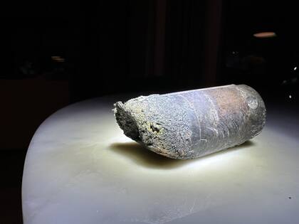 El objeto está hecho de aleación de metal Inconel, pesa siete kilogramos, mide 25 centímetros de altura y cuatro centímetros de diámetro