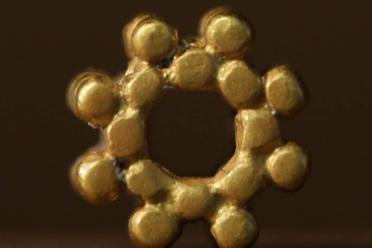 El objeto fue hallado en las excavaciones arqueológicas realizadas en el Monte del Templo, en Jerusalén y se trata de una pieza singular, por el material del que está hecho y por el trabajo artesanal que tiene