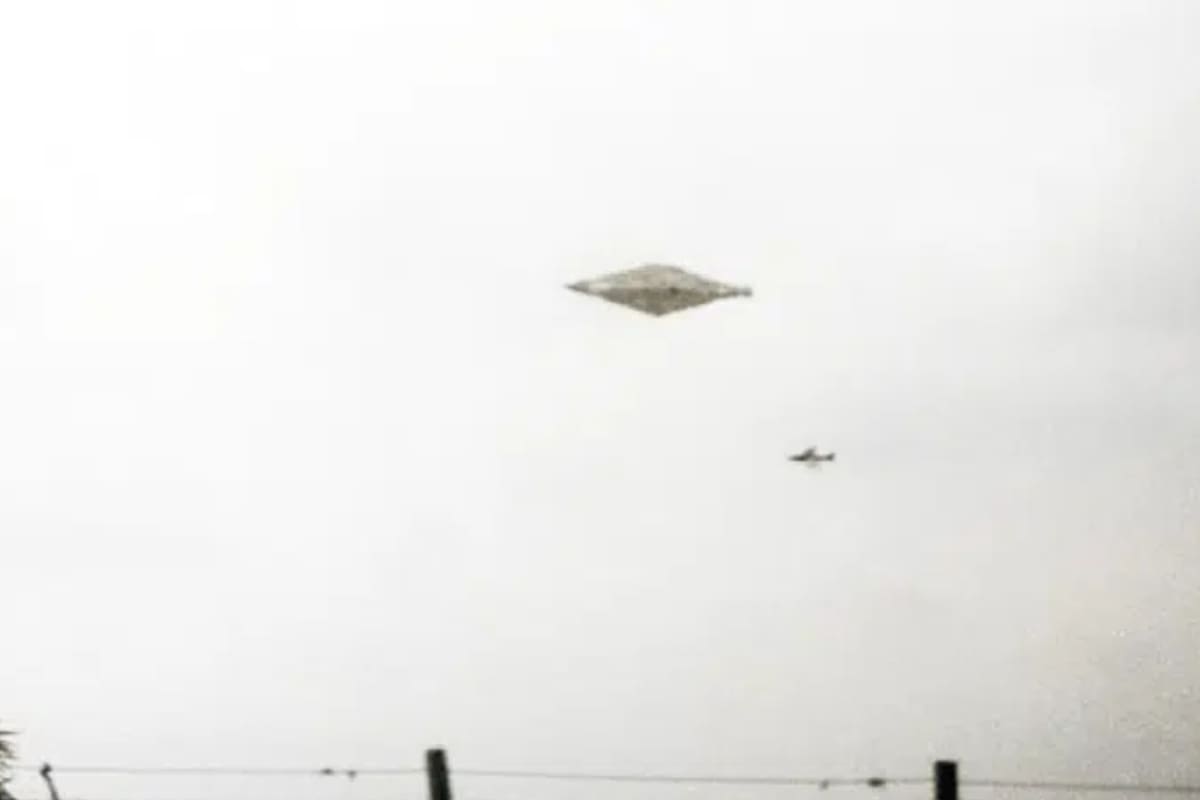 El Objeto Volador No Identificado (OVNI) fue fotografiado en el momento que un avión de la fuerza aérea se le acercaba