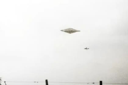 El Objeto Volador No Identificado (OVNI) fue fotografiado en el momento que un avión de la fuerza aérea se le acercaba
