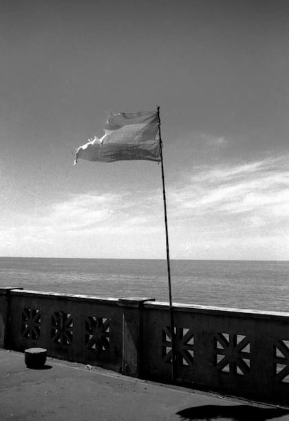 Una foto al paso de Rafael Calviño, en Costanera Norte, en 2003, que funciona como símbolo