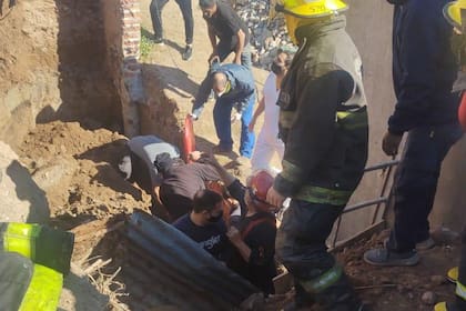 El obrero, de 40 años, cayó tras ceder un montículo de tierra que sostenía su andamio