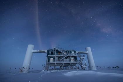 El Observatorio de Neutrinos IceCube, ideado por el premio Nobel de Física de este año, Francis Halzen, rastrea los neutrinos que se originan en el cosmos distante