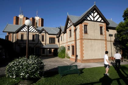 Un chalet inglés, construido en 1912 siguiendo la idea del arquitecto Walter Basset-Smith, es la sede del club social y deportivo Ocean Club