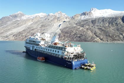 El Ocean Explorer, un crucero noruego con bandera de las Bahamas con 206 pasajeros y tripulantes, encalló en el noroeste de Groenlandia el martes 12 de septiembre de 2023.