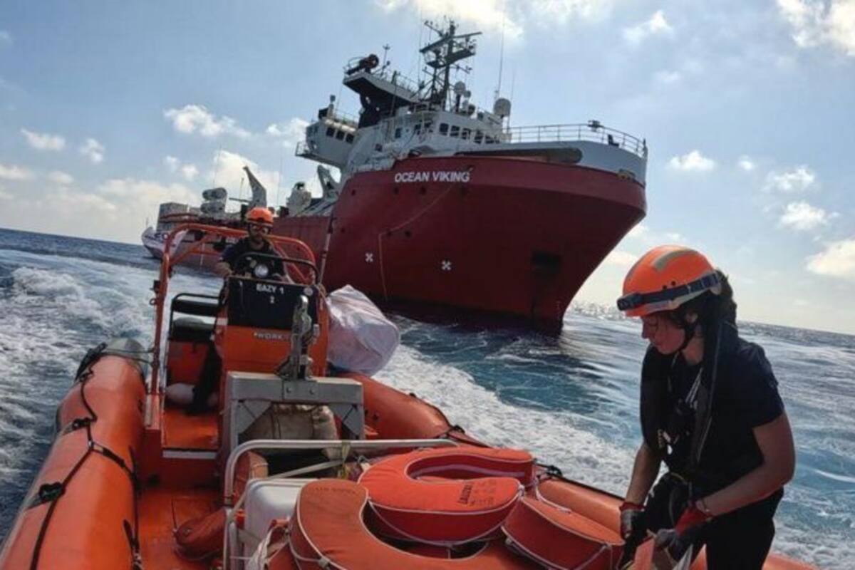 El Ocean Viking recibió una llamada de socorro a través de un teléfono de asistencia para migrantes.