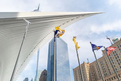 El Oculus es un centro de transporte y comercio en el World Trade Center, diseñado por Santiago Calatrava