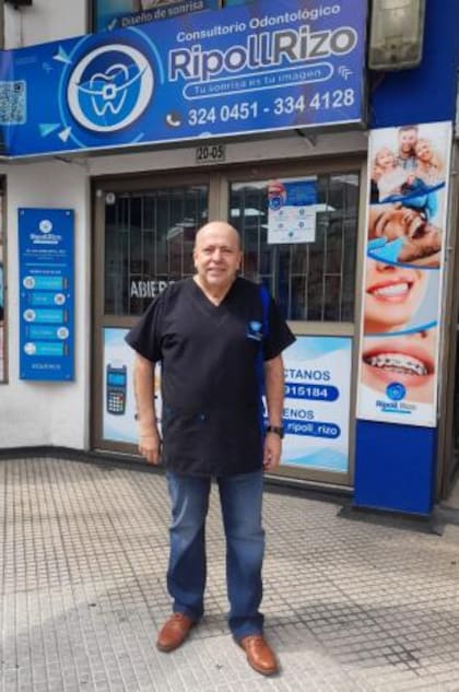 El odontólogo Guillermo Ripoll Rizo, tío materno de Shakira, al frente de su consultorio