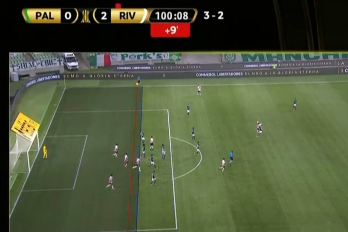 El offside que le cobran a Girotti, cuando se disponía a salir de la jugada