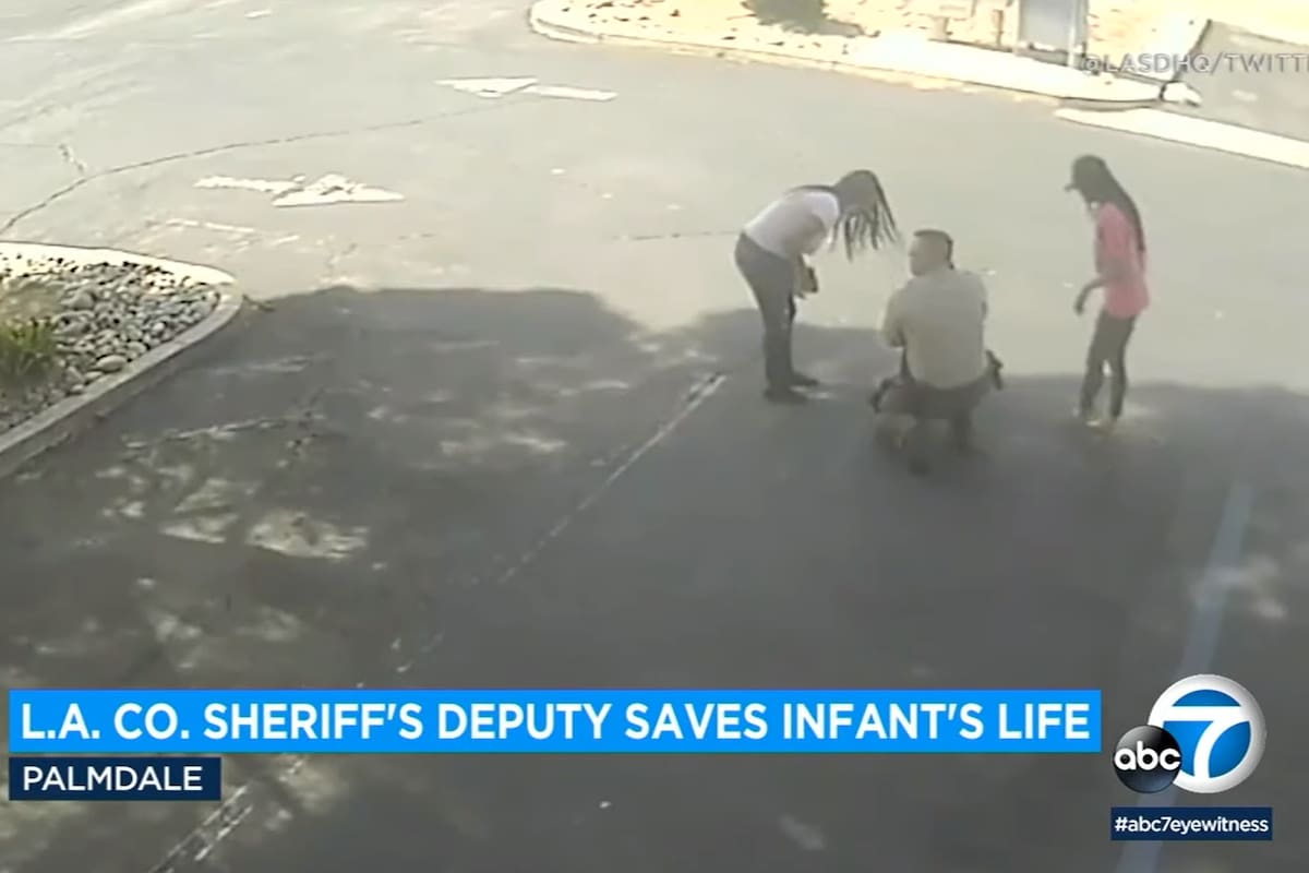 El oficial asiste al pequeño de 11 meses hasta que un patrullero se acerca para asistirlo.