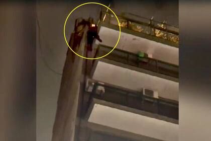 El oficial de la Policía de la Ciudad en la arriesgada situación para rescatar a una mujer