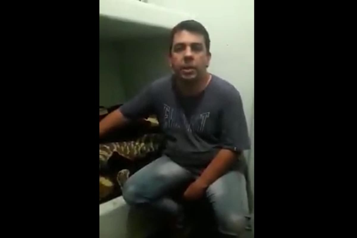 El oficial de servicio que fue tomado como rehén durante el motín