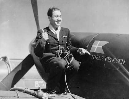 El oficial de vuelo Jorgen Billy Thalbitzer en el ala del Spitfire Vb (BL855) ‘Niels Ebbesen’ durante la ceremonia llevada adelante el 10 de abril de 1942 en Ibsley. (Biblioteca Real de Copenhague).