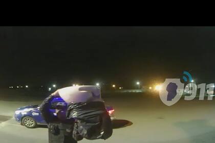 El oficial enseña a las cámaras el insólito objeto robado.