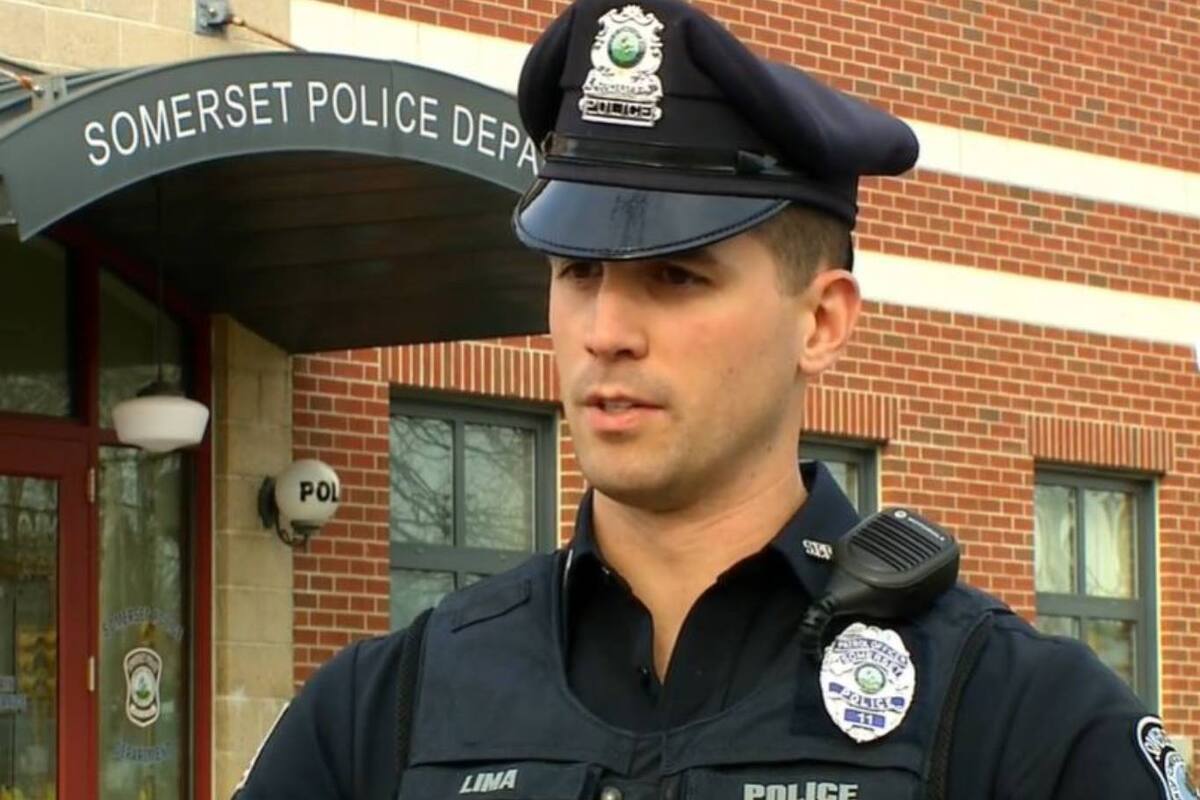 El oficial estadounidense decidió abonar parte de lo que las señoras habían sustraído de un supermercado al enterarse que eran productos alimenticios para cubrir la cena navideña de la familia de una de ellas, que contaba con dos pequeñas y que la estaba pasando mal económicamente