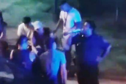 El oficial fue visto tomando bebidas y conversando con un grupo de jóvenes, en Aldo Bonzi