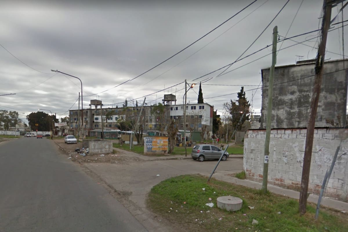 El oficial intentó escapar de los delincuentes y chocó
