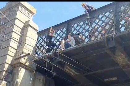 El oficial logró evitar que el hombre salte del puente