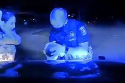 El oficial salvó la vida de la pequeña