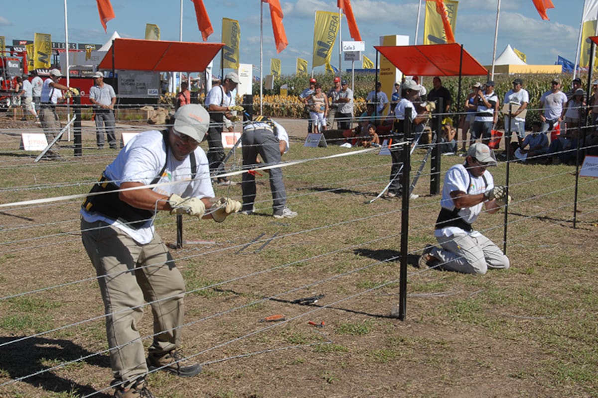 El oficio de alambrador requiere destreza, paciencia, conocimiento, concentración y esfuerzo. Foto Expoagro