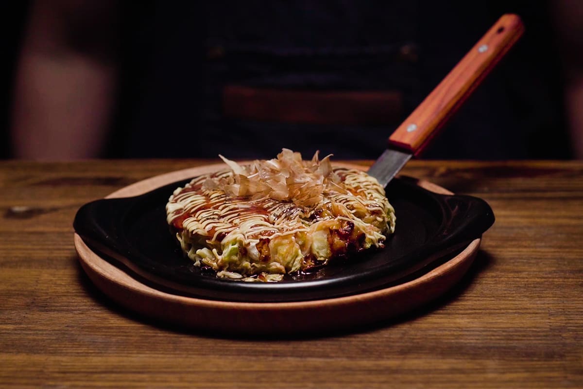 El okonomiyaki es una comida japonesa que consiste en una masa con varios ingredientes cocinados a la plancha. Esta y otras propuestas para hacer en casa.