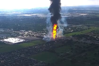 El oleoducto en llamas en La Porte, Texas, el 16 de septiembre del 2024. (KTRK via AP)