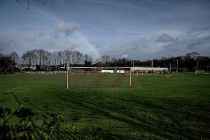 El Olive Grove Sports Club, sede de uno de los campos de fútbol originales de la zona, en Sheffield, Inglaterra, el 6 de febrero de 2024. La ciudad inglesa dice haber sido cuna de la primera cultura futbolística del mundo. Esa puede ser la clave de su futuro.  (Mary Turner/The New York Times)