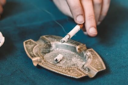 El olor a cigarrillo puede eliminarse tanto del ambiente como en objetos (Foto Pexels)