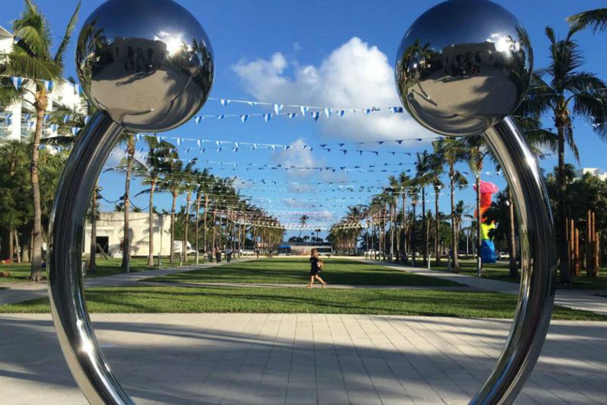 El ombligo del mundo, obra del artista rumano Daniel Knorr, en Collins Park en 2017